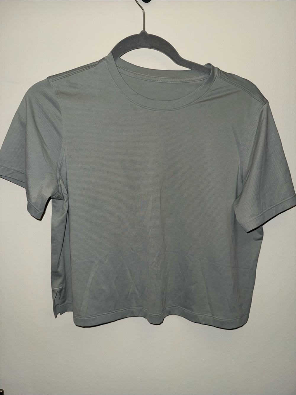 Lululemon Women’s Cates cropped tee Short Sleeve Shirt in Light sage color